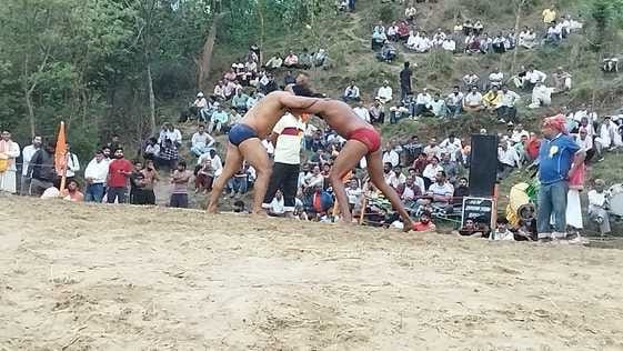 बिलासपुर के छत में आयाजित दंगल के विजेता पहलवान को सम्मानित करते मुख्यातिथि। संवाद