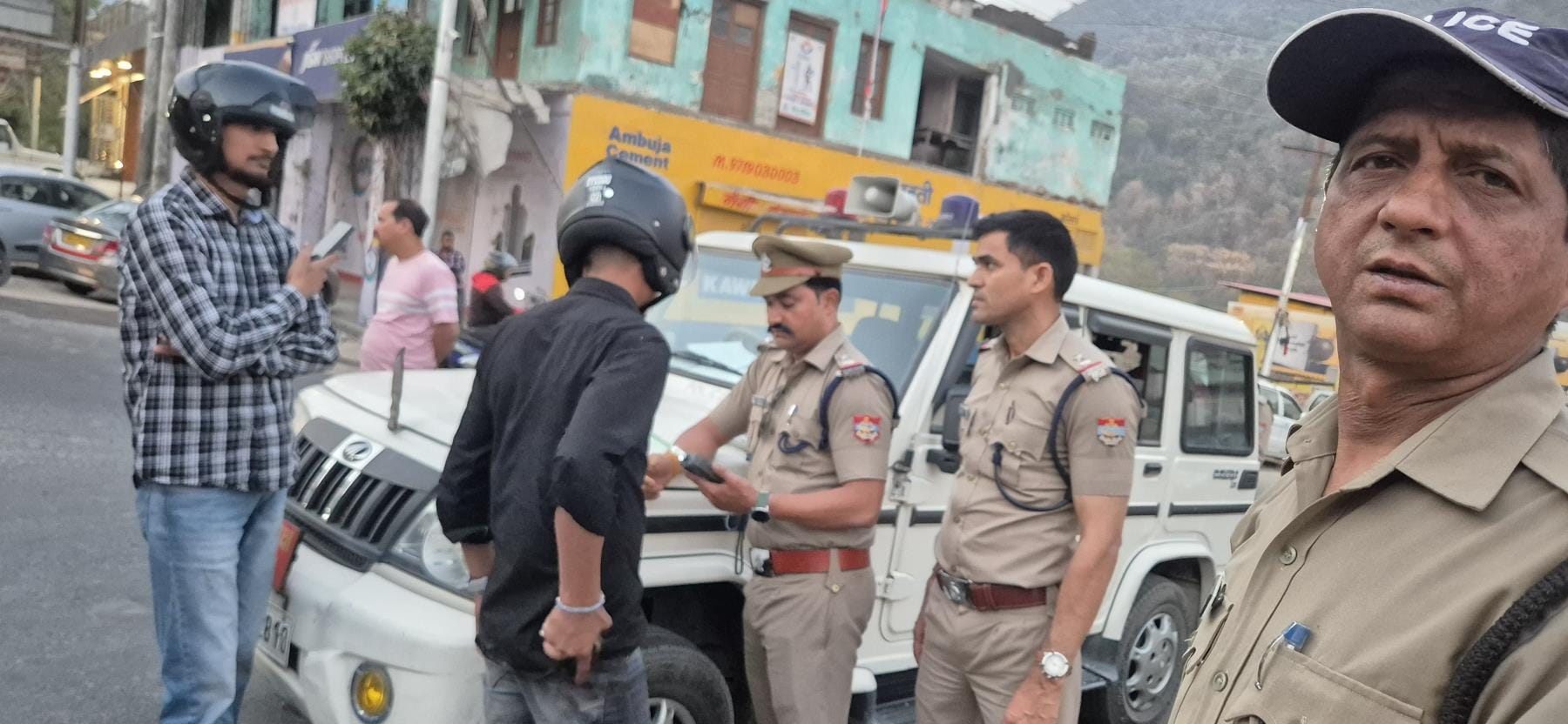 चेकिंग करती पुलिस। चेकिंग करती पुलिस।