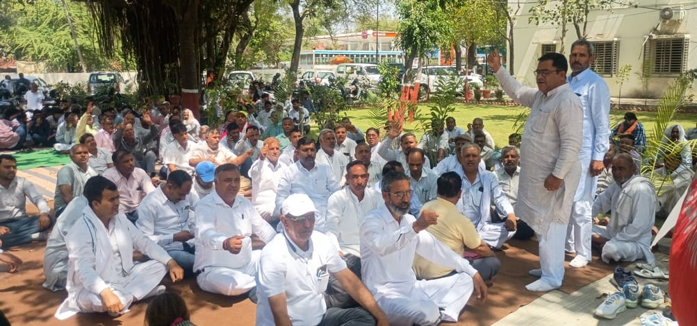 फोटो 01- सोनीपत के गोहाना रोड स्थित जन स्वास्थ्य अभियांत्रिकी विभाग के कार्यालय परिसर में बैठक फोटो 01- सोनीपत के गोहाना रोड स्थित जन स्वास्थ्य अभियांत्रिकी विभाग के कार्यालय परिसर में बैठक
