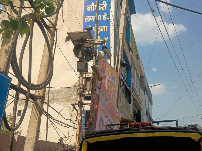 फोटो 07- सोनीपत के रेलवे रोड स्थित लोक निर्माण विभाग कार्यालय के बाहर लगे सीसी टीवी कैमरे। संव फोटो 07- सोनीपत के रेलवे रोड स्थित लोक निर्माण विभाग कार्यालय के बाहर लगे सीसी टीवी कैमरे। संव