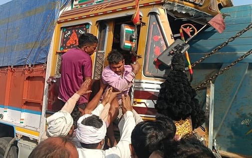 फोटो 09: सोनीपत में खरखौदा के पास एनएच-334बी पर डंपर से टक्कर लगने के बाद ट्रक के केबिन में फंस