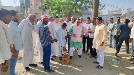 फोटो 10: सोनीपत के जटवाड़ा में नारियल तोड़कर सड़क निर्माण कार्य शुरू कराते मेयर राजीव जैन व निग फोटो 10: सोनीपत के जटवाड़ा में नारियल तोड़कर सड़क निर्माण कार्य शुरू कराते मेयर राजीव जैन व निग