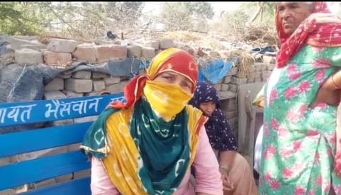 फोटो :18: सोनीपत के गांव भैंसवान खुर्द में महिला की हत्या किए जाने के बाद घर के बाहर एकत्रित पड़