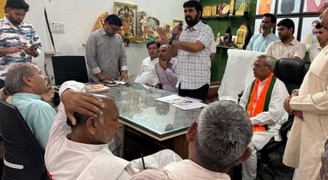 फोटो 19 : सोनीपत के खरखौदा स्थित अपने कार्यालय में लोगों को संबोधित करते विधायक पवन खरखौदा। संव