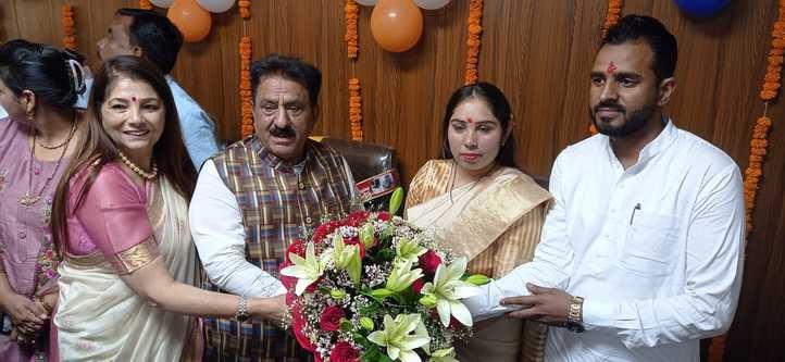 कुरुक्षेत्र। पदभार ग्रहण करने से पहले हवन यज्ञ में आहुति डालते हुए नप चेयरपर्सन माफी ढांडा व अन कुरुक्षेत्र। पदभार ग्रहण करने से पहले हवन यज्ञ में आहुति डालते हुए नप चेयरपर्सन माफी ढांडा व अन