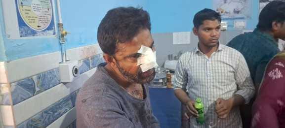 कांधला के सीएचसी में घायलों का उपचार करते चिकित्सक । संवाद कांधला के सीएचसी में घायलों का उपचार करते चिकित्सक । संवाद