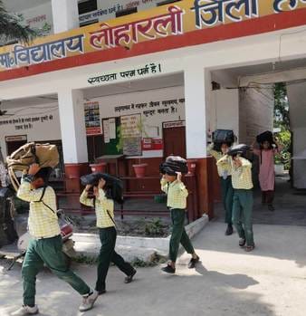 राजकीय वरिष्ठ माध्यमिक पाठशाला टौणी देवी में आपदा प्रबंधन पर आयोजित मॉकड्रिल में भाग लेते विद्य राजकीय वरिष्ठ माध्यमिक पाठशाला टौणी देवी में आपदा प्रबंधन पर आयोजित मॉकड्रिल में भाग लेते विद्य