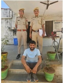 सिरोही। रेलवे पुलिस द्वारा धारदार चाकू लेकर घूम रहे 1 शख्स को गिरफ्तार किया गया है।