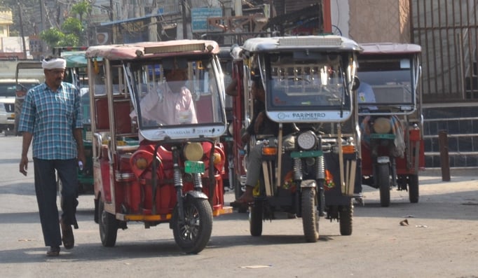 शामली में रेलवे स्टेशन पर ई रिक्शाओं से लगा जाम । संवाद शामली में रेलवे स्टेशन पर ई रिक्शाओं से लगा जाम । संवाद