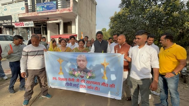 धर्मशाला में विमल नेगी की रहस्यमय मौत मामले की सीबीआई जांच को लेकर कचहरी अड्डा से कैंडल मार्च न