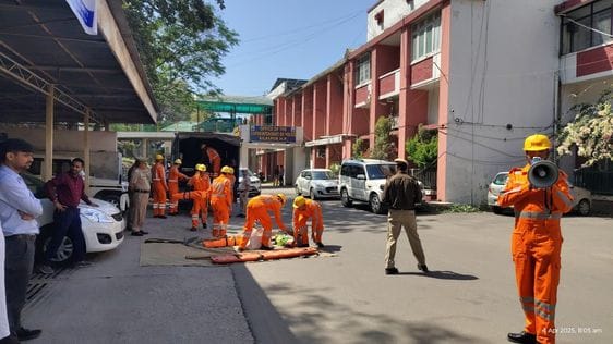 उपायुक्त कार्यालय बिलासपुर में आयोजित मॉक ड्रिल करते एसडीआरएफ के जवान। संवाद उपायुक्त कार्यालय बिलासपुर में आयोजित मॉक ड्रिल करते एसडीआरएफ के जवान। संवाद