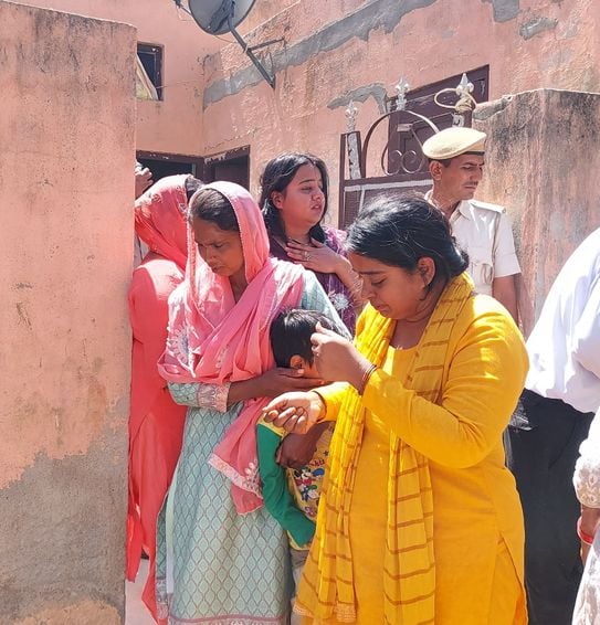 05जेएनडी26: हत्या के बाद मौके पर जाकर कार्रवाई करते हुए पुलिस। संवाद 05जेएनडी26: हत्या के बाद मौके पर जाकर कार्रवाई करते हुए पुलिस। संवाद
