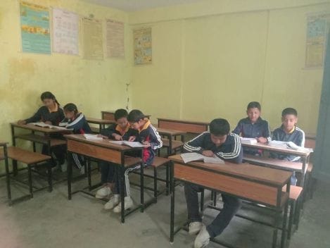 आनस स्कूलमें 10 दिन पहले बिना बिजली के शिक्षा ग्रहण करते छात्र और छात्राएं। फाइल फोटो आनस स्कूलमें 10 दिन पहले बिना बिजली के शिक्षा ग्रहण करते छात्र और छात्राएं। फाइल फोटो