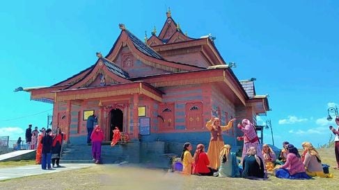 अष्टमी को लेकर लालसा मंदिर में भजन कीर्तन में शामिल होती महिलाएं। संवाद अष्टमी को लेकर लालसा मंदिर में भजन कीर्तन में शामिल होती महिलाएं। संवाद