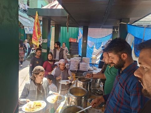 अष्टमी को लेकर लालसा मंदिर में भजन कीर्तन में शामिल होती महिलाएं। संवाद अष्टमी को लेकर लालसा मंदिर में भजन कीर्तन में शामिल होती महिलाएं। संवाद