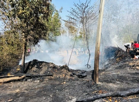 बड़ेरा में आग से जले घर देखते ब्लाक प्रमुख महेंद्र कुमार वाजपेयी। संवाद