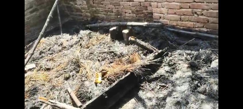 बड़ेरा में आग से जले घर देखते ब्लाक प्रमुख महेंद्र कुमार वाजपेयी। संवाद