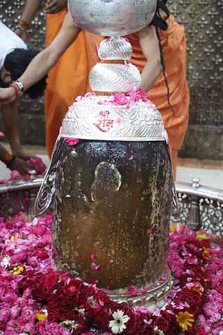 भस्म आरती के पहले कुछ इस तरह किया गया पंचामृत अभिषेक