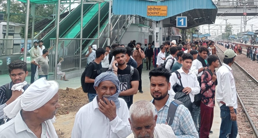 फोटो 03- सोनीपत स्टेशन पर ट्रेन का इंतजार करते यात्री। संवाद फोटो 03- सोनीपत स्टेशन पर ट्रेन का इंतजार करते यात्री। संवाद