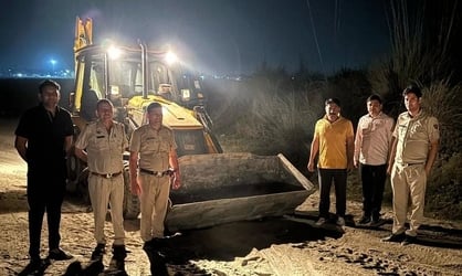 फोटो 08- सोनीपत के गांव जगदीशपुर में रात के समय अवैध खनन के मामले में पकड़े गए बुलडोजर के साथ ख फोटो 08- सोनीपत के गांव जगदीशपुर में रात के समय अवैध खनन के मामले में पकड़े गए बुलडोजर के साथ ख