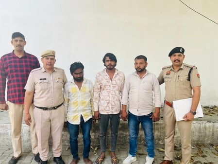 फोटो 23: सोनीपत के मुरथल थाना क्षेत्र से गिरफ्तार किए गए आरोपी पुलिस टीम के साथ। स्रोत पुलिस प् फोटो 23: सोनीपत के मुरथल थाना क्षेत्र से गिरफ्तार किए गए आरोपी पुलिस टीम के साथ। स्रोत पुलिस प्
