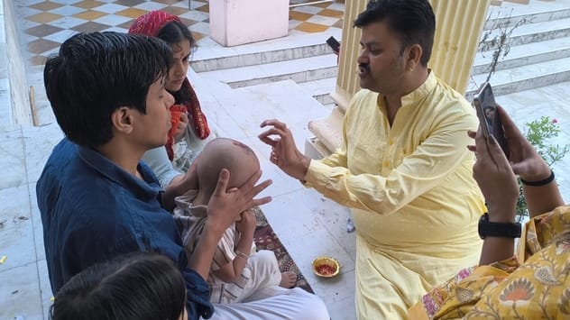 कांगड़ा बज्रेश्वरी मंदिर में शुक्रवार को दर्शनों को पहुंचे श्रद्धालु। संवाद कांगड़ा बज्रेश्वरी मंदिर में शुक्रवार को दर्शनों को पहुंचे श्रद्धालु। संवाद