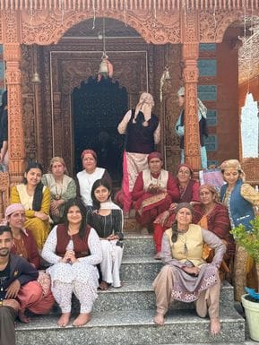 कोटकाली मंदिर परिसर में अष्टमी पर भंडारे का स्वाद चखते लेते लोग। संवाद कोटकाली मंदिर परिसर में अष्टमी पर भंडारे का स्वाद चखते लेते लोग। संवाद