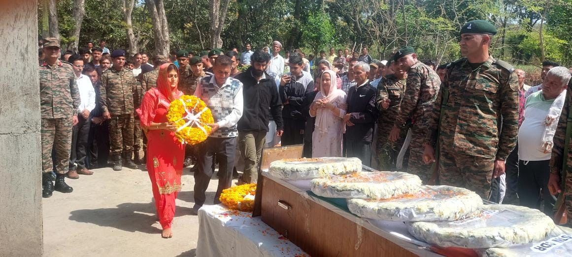 मेजर अंकित धीमान को श्रद्धांजलि अर्पित करते सेना के अधिकारी। संवाद