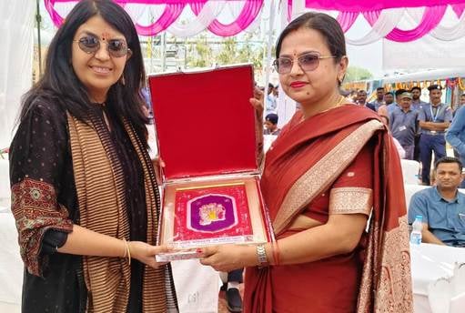 मैलानी में विशेष हैरिटेज ट्रेन को हरी झंडी दिखातीं आशिमा मल्होत्रास्रोत-संवाद मैलानी में विशेष हैरिटेज ट्रेन को हरी झंडी दिखातीं आशिमा मल्होत्रास्रोत-संवाद