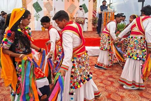 मैलानी में विशेष हैरिटेज ट्रेन को हरी झंडी दिखातीं आशिमा मल्होत्रास्रोत-संवाद मैलानी में विशेष हैरिटेज ट्रेन को हरी झंडी दिखातीं आशिमा मल्होत्रास्रोत-संवाद