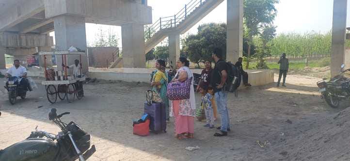नागल में जनशताब्दी एक्सप्रेस का पहिया जाम होने के बाद नीचे उतरे यात्री। संवाद नागल में जनशताब्दी एक्सप्रेस का पहिया जाम होने के बाद नीचे उतरे यात्री। संवाद