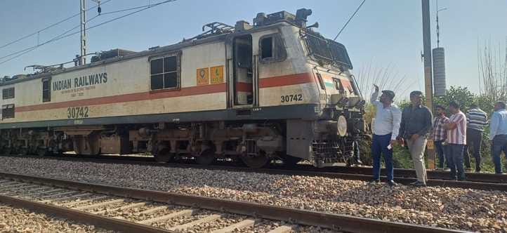 नागल में जनशताब्दी एक्सप्रेस का पहिया जाम होने के बाद नीचे उतरे यात्री। संवाद नागल में जनशताब्दी एक्सप्रेस का पहिया जाम होने के बाद नीचे उतरे यात्री। संवाद
