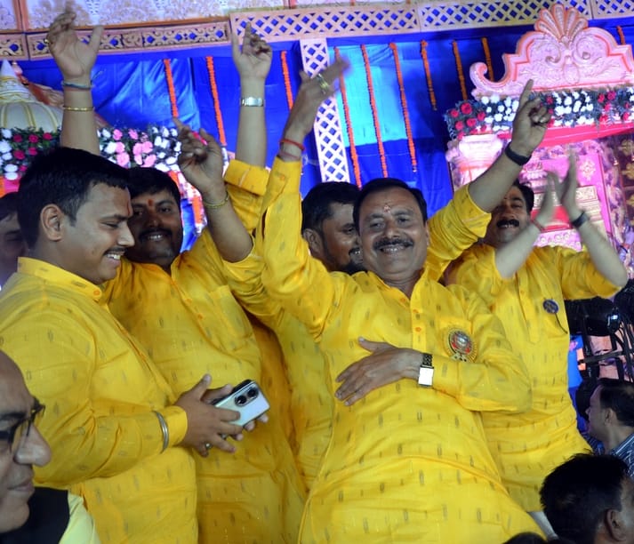 शामली के हनुमान धाम पर झुन्झुनू वाली के विराट वार्षिक महोत्सव में भजन प्रस्तुत करते भजन गायक शामली के हनुमान धाम पर झुन्झुनू वाली के विराट वार्षिक महोत्सव में भजन प्रस्तुत करते भजन गायक