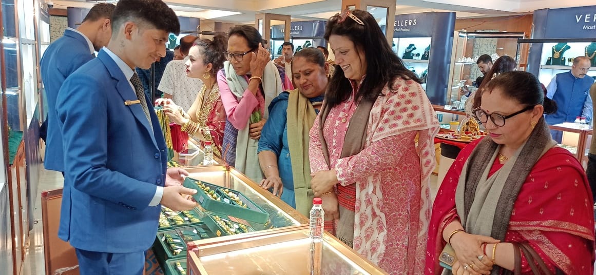 धर्मशाला में वर्मा ज्वेलर्स सोलन की ओर से आयोजित अभूषणों की बिक्री प्रदर्शनी का शुभारंभ करते हु