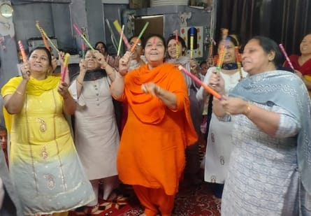 05सीटीके39...बाबा बालकपुरी डेरे में कन्या पूजन करते बाबा करण पुरी। संवाद