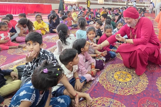 05सीटीके39...बाबा बालकपुरी डेरे में कन्या पूजन करते बाबा करण पुरी। संवाद