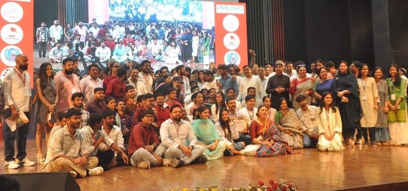 05सीटीके52-एमडीयू रोहतक में हरियाणा फिल्म महोत्सव में विद्यार्थियों को संबोधित करते अभिनेता 