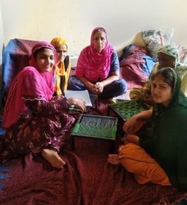 अपने द्वारा बनाई पीढ़ी दिखाते हुए बलबीरो देवी। स्वयं