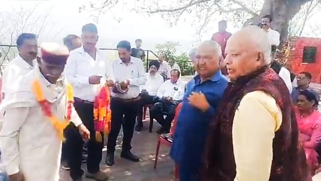 भाजपा के जिला कार्यालय परिसर में भाजपा जिंदाबाद नारे लगाते हुए पूर्व विधायक होशियार सिंह और अन् भाजपा के जिला कार्यालय परिसर में भाजपा जिंदाबाद नारे लगाते हुए पूर्व विधायक होशियार सिंह और अन्