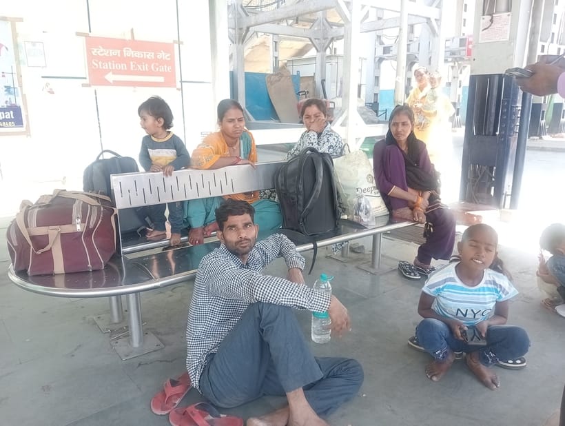 फोटो 10- सोनीपत स्टेशन पर परिवार के साथ दिल्ली जाने के लिए सवारी गाड़ी के आने का इंतजार करता मु