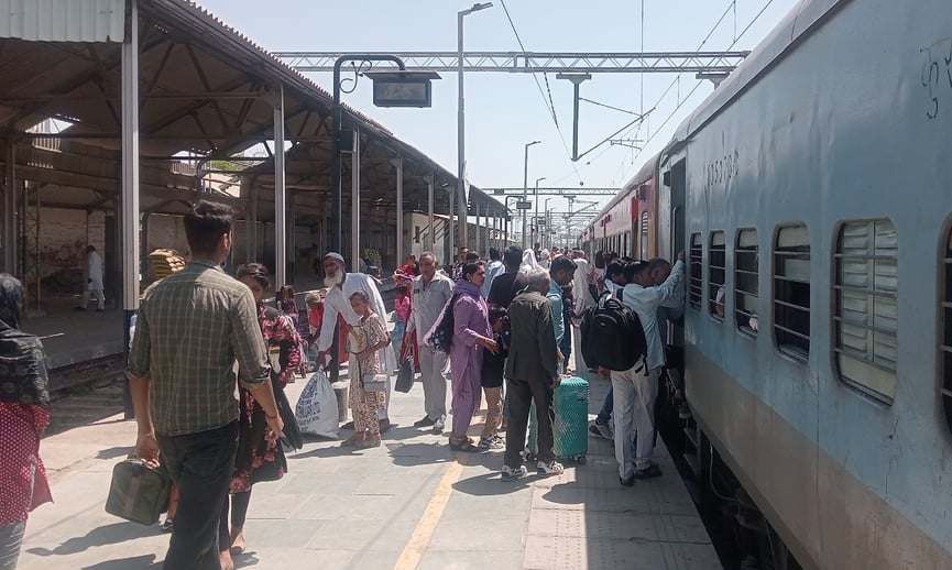 फोटो 10- सोनीपत स्टेशन पर परिवार के साथ दिल्ली जाने के लिए सवारी गाड़ी के आने का इंतजार करता मु