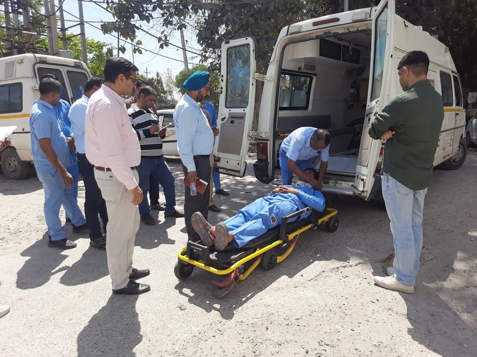 फोटो 14 : सोनीपत के जिला नागरिक अस्पताल में ईएमटी से घायल को स्ट्रेचर पर लेटाने की जानकारी लेते फोटो 14 : सोनीपत के जिला नागरिक अस्पताल में ईएमटी से घायल को स्ट्रेचर पर लेटाने की जानकारी लेते