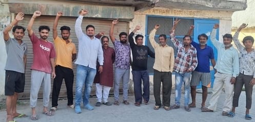 फोटो 15: सोनीपत के गांव पांची गुजरान में बिजली कटौती से परेशान ग्रामीण प्रदर्शन करते हुए। संवाद फोटो 15: सोनीपत के गांव पांची गुजरान में बिजली कटौती से परेशान ग्रामीण प्रदर्शन करते हुए। संवाद