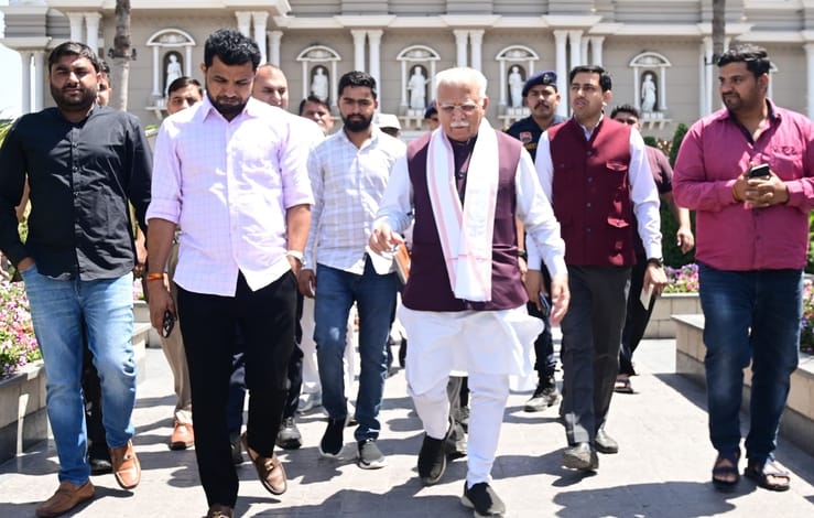फोटो 16: सोनीपत के मुरथल स्थित एक होटल में पहुंचे केंद्रीय ऊर्जा मंत्री मनोहर लाल के साथ विधायक