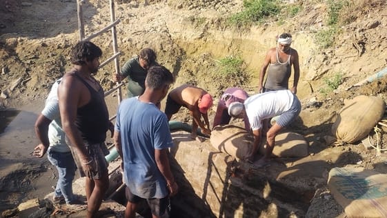 फोटो 19: सोनीपत के खरखौदा स्थित मटिंडू चौक बाईपास पर धंसे मैनहोल को ठीक करने में जुटे कर्मचारी।