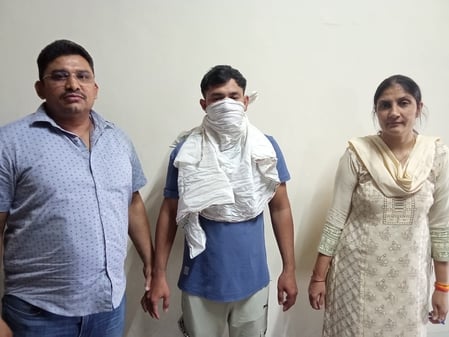 फोटो :33: सोनीपत में रिश्वत मामले में गिरफ्तार सेवादार एसीबी की टीम की साथ। संवाद फोटो :33: सोनीपत में रिश्वत मामले में गिरफ्तार सेवादार एसीबी की टीम की साथ। संवाद