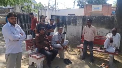 फोटो 37: सोनीपत के बंदेपुर में युवक के आत्महत्या करने के बाद शव का पोस्टमार्टम कराने नागरिक अस् फोटो 37: सोनीपत के बंदेपुर में युवक के आत्महत्या करने के बाद शव का पोस्टमार्टम कराने नागरिक अस्