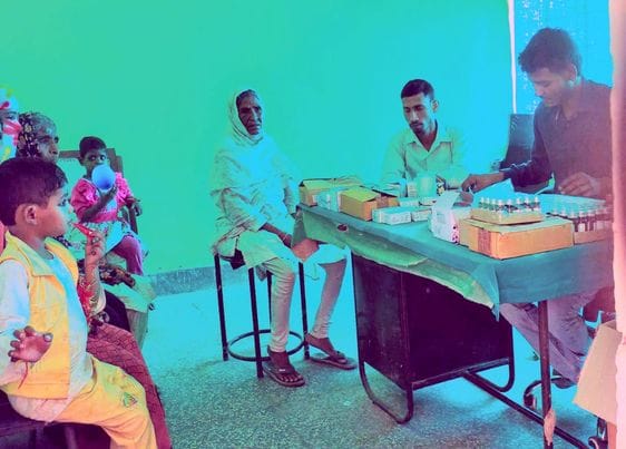 गिधौल के नवीन स्वास्थ्य केंद्र पर मरीज को दवा लिखते फार्मासिस्ट। संवाद