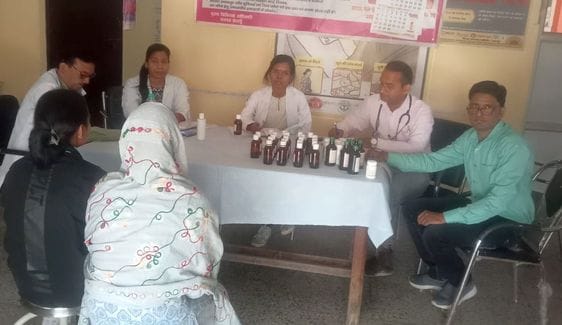 गिधौल के नवीन स्वास्थ्य केंद्र पर मरीज को दवा लिखते फार्मासिस्ट। संवाद