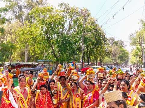 इकरार अहमद.... अष्टमी पर बाबा औघड़ नाथ मंदिर के बाहर कन्याओं को पान व पुरी देते श्रद्धालु। इकरार अहमद.... अष्टमी पर बाबा औघड़ नाथ मंदिर के बाहर कन्याओं को पान व पुरी देते श्रद्धालु।